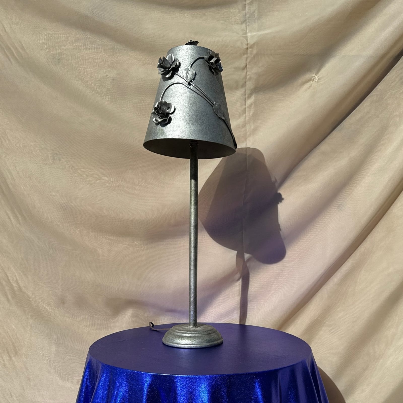 Postmodern Aluminum Rose Table Lamp - Monte Visión