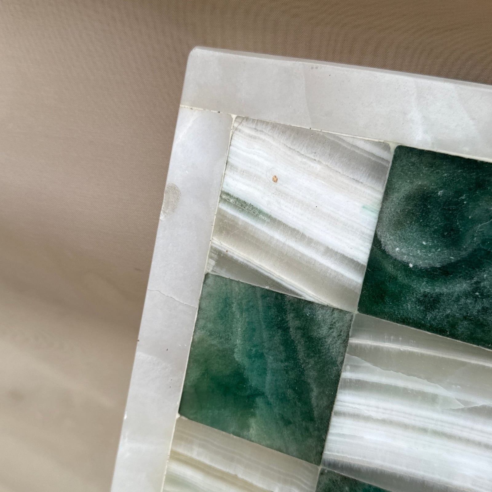Green & White Stone Checkerboard Decor - Monte Visión