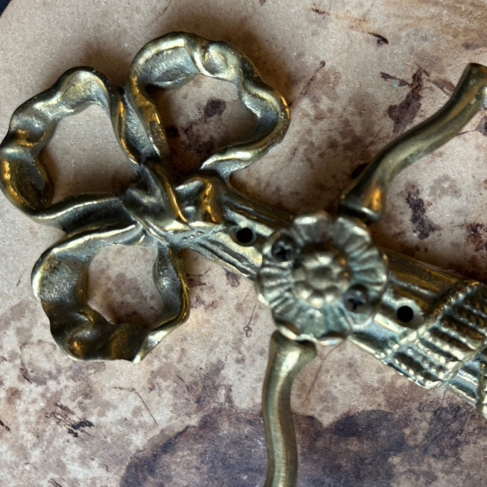 Hollywood Regency Brass Trompe L'Oeil Ribbon Bathroom Set - Monte Visión