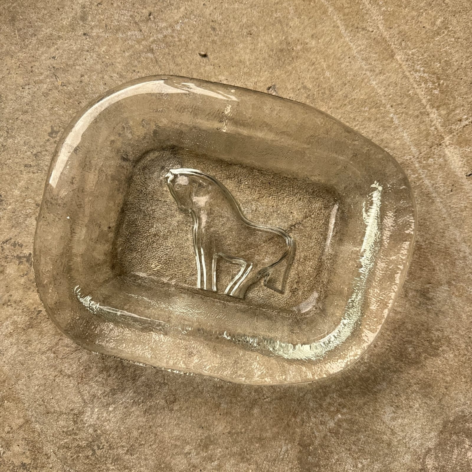 Mid-Century Clear Glass Sculptural Ashtray With Embossed Horse Motif - Monte Visión