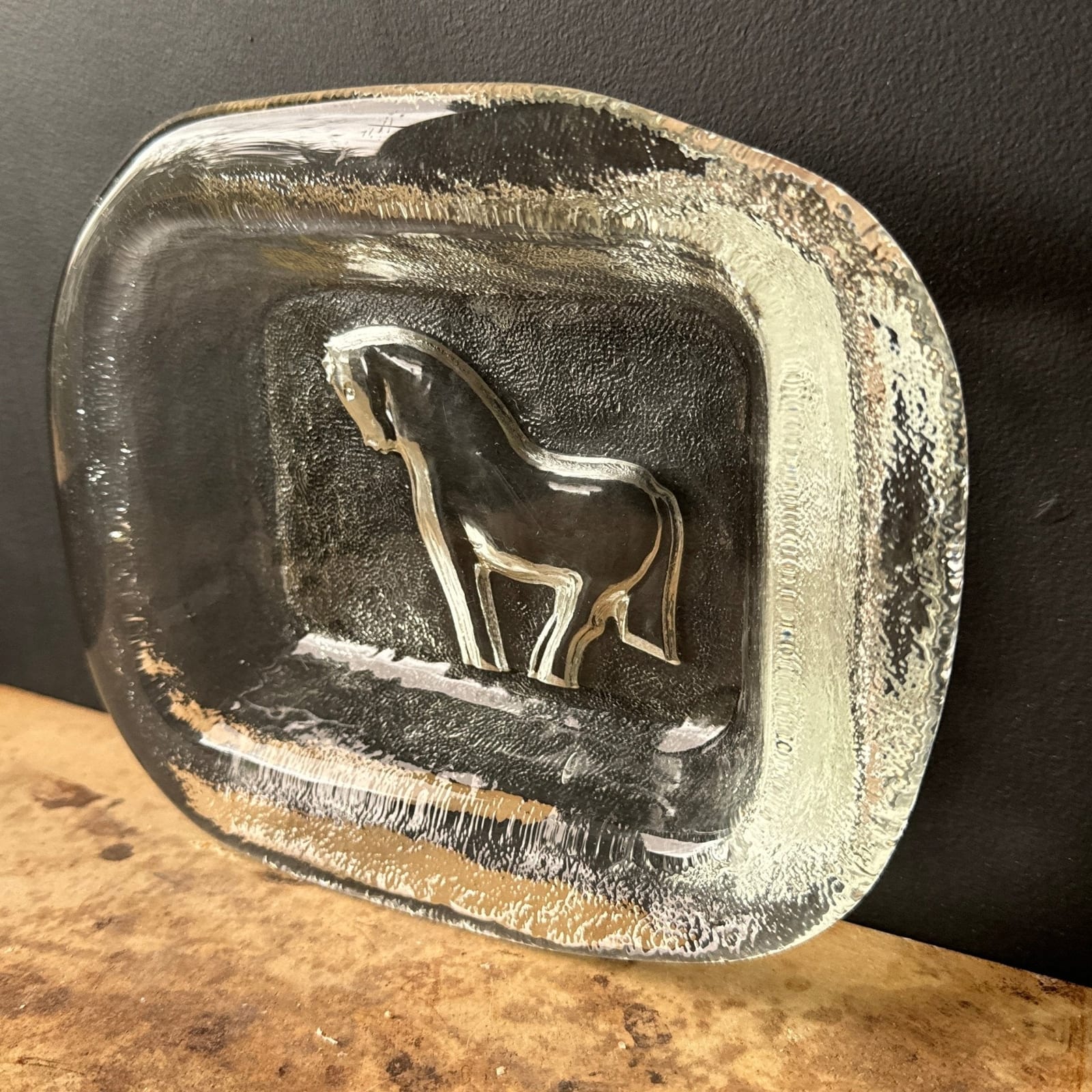 Mid-Century Clear Glass Sculptural Ashtray With Embossed Horse Motif - Monte Visión