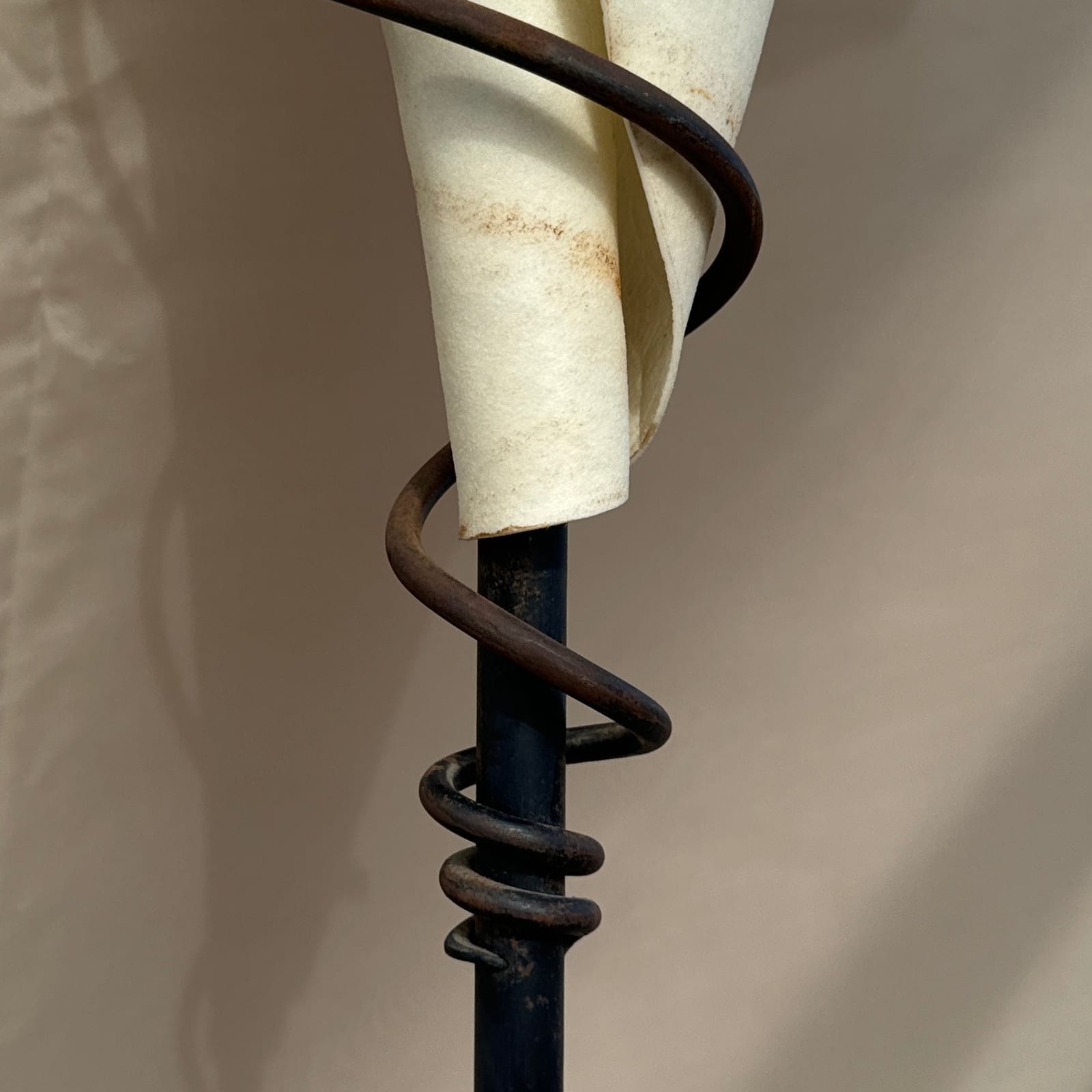 Postmodern Swirled Base & Freeform Rawhide Floor Lamp - Monte Visión