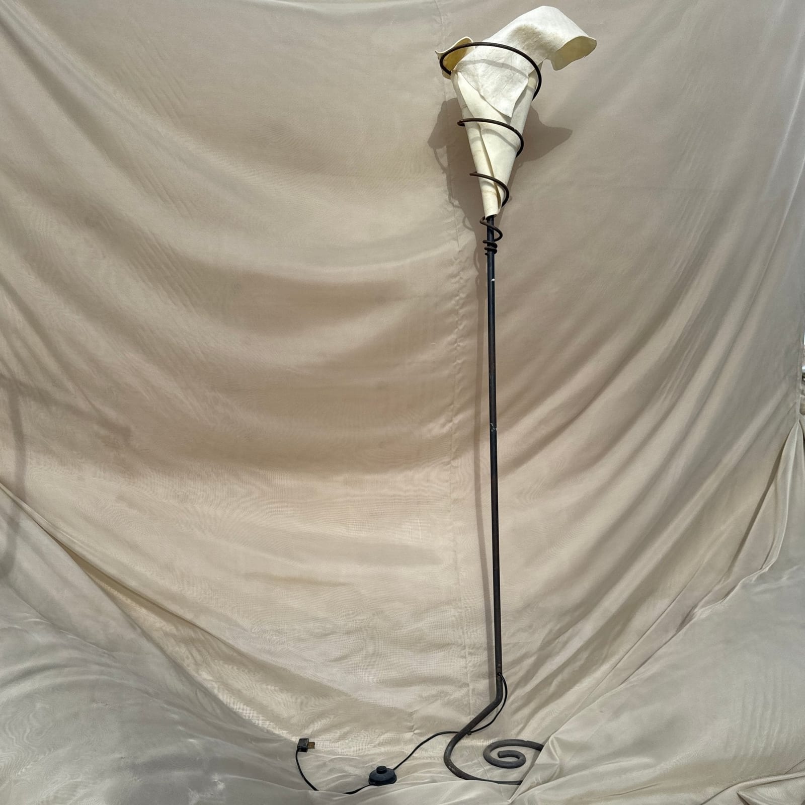Postmodern Swirled Base & Freeform Rawhide Floor Lamp - Monte Visión